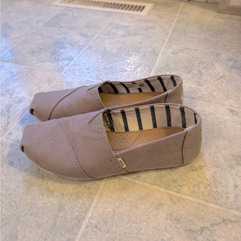 Women’s Tom’s